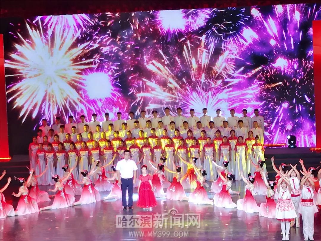 今天鲜花掌声送给你们哈市隆重表彰2000余名四有好老师好校长