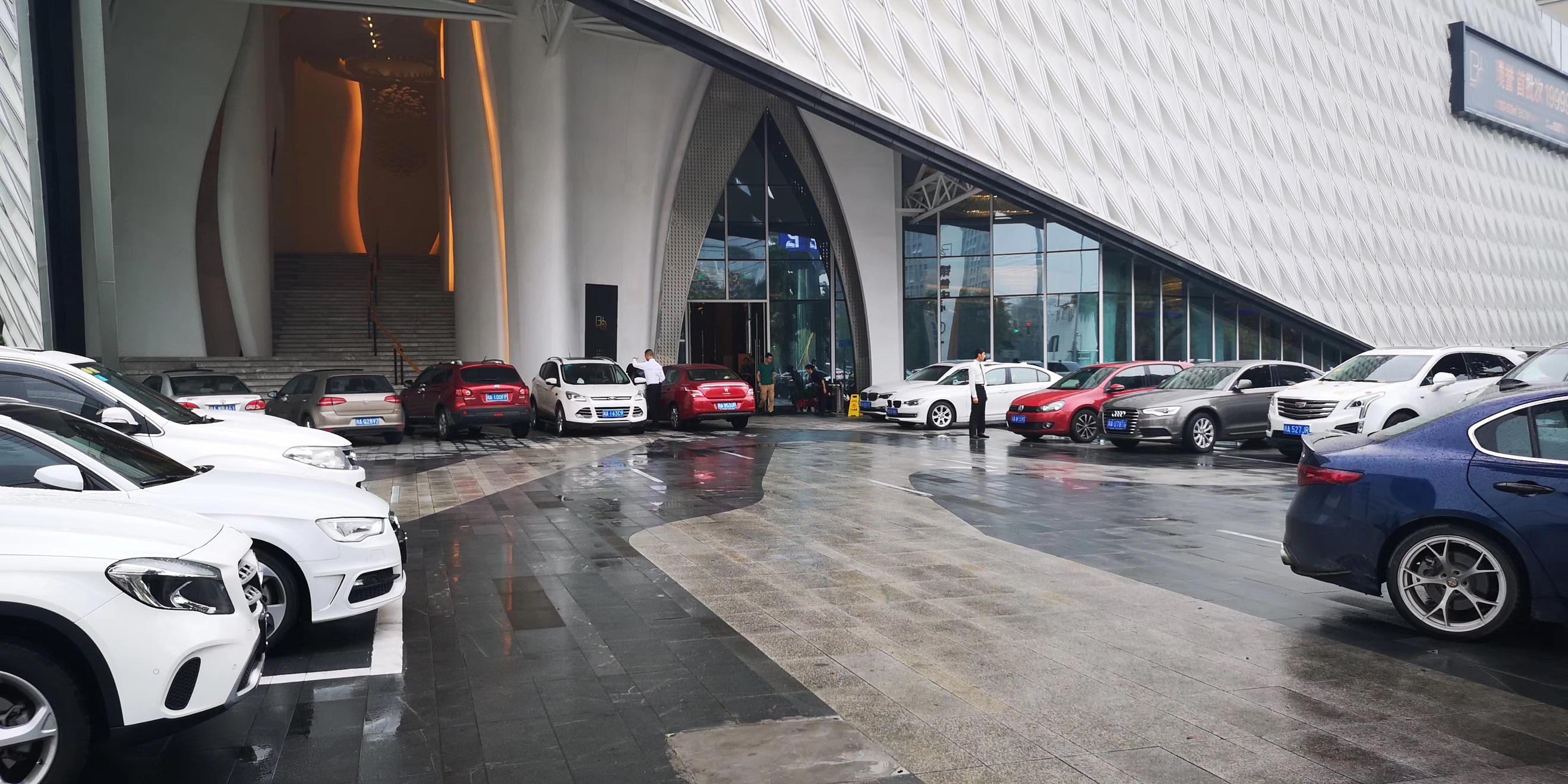 当代·璞誉售楼部外停车场