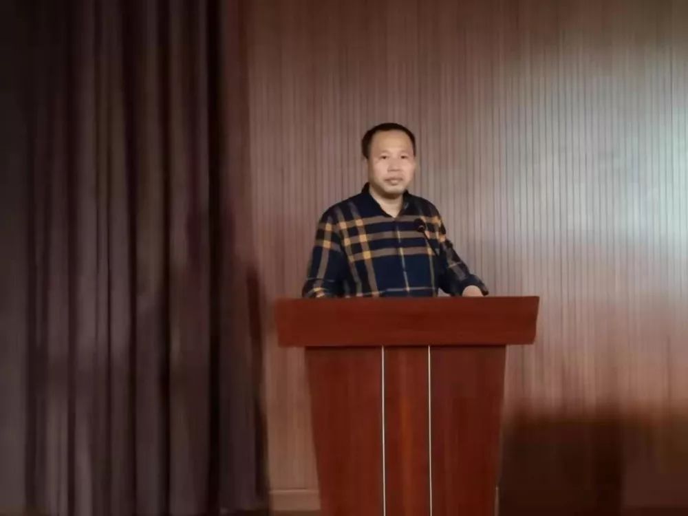 李孟达老师发言听取了三位优秀班主任的经验交流发言后,政教处主任