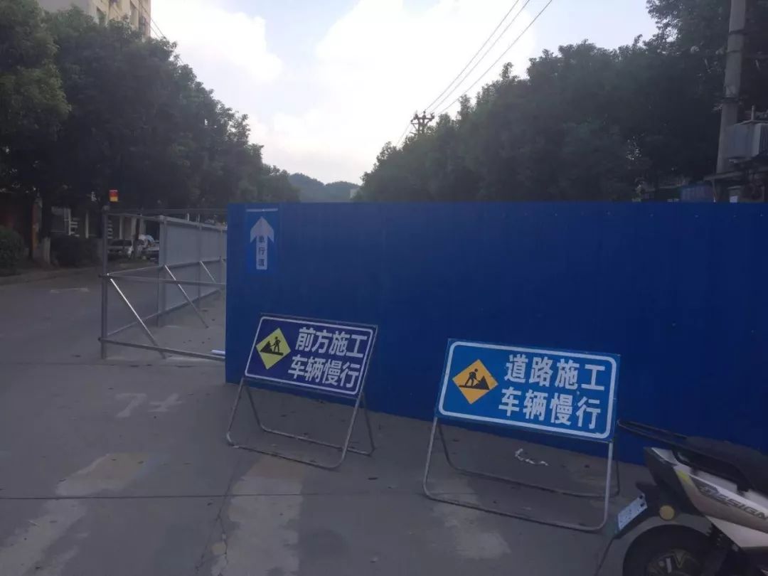 确保您的生命财产安全,敬请过往车辆,行人严格遵照工地指示牌通(禁)行