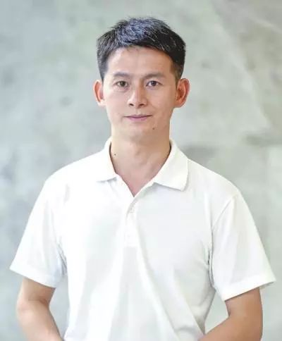 易建红 男 40岁武汉市交通学校汽车运用与维修专业教师燃点:"喷涂枪王