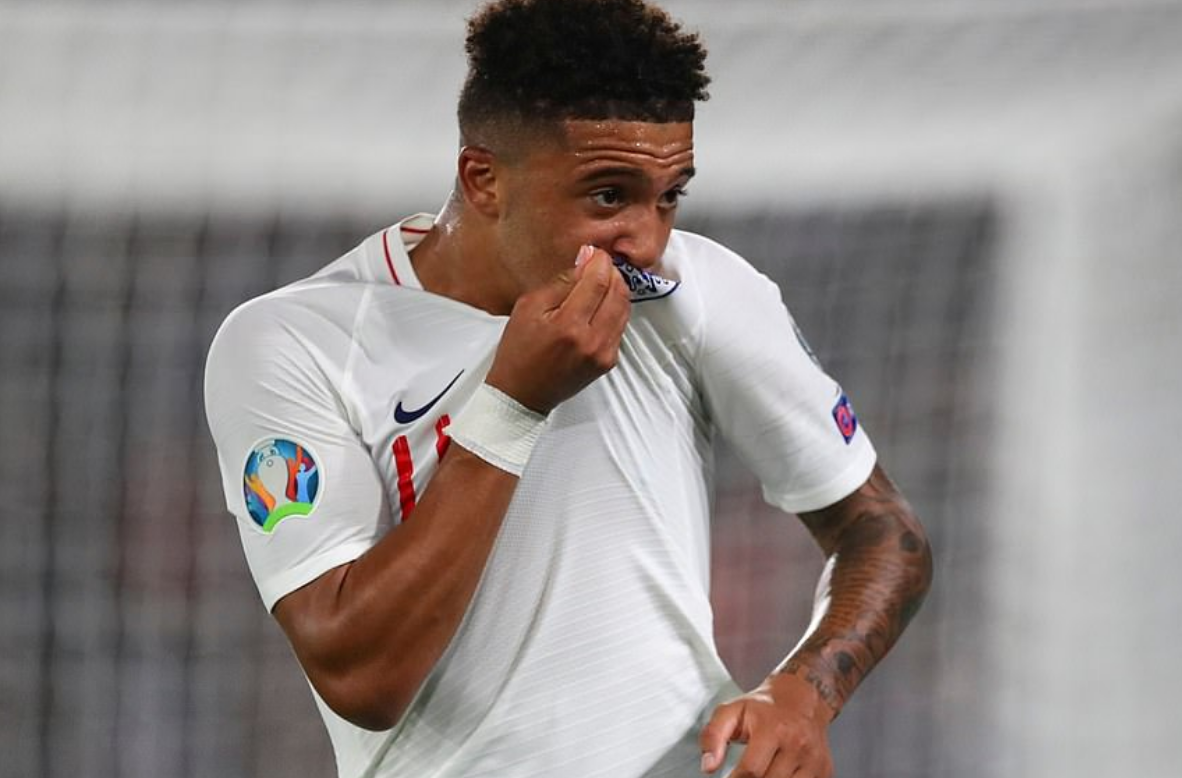 高清图:桑乔亲吻英格兰队徽 手指斯特林示意观众