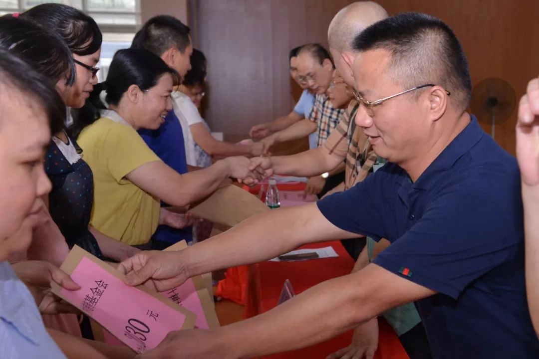 快讯普宁市育英中学举行2019年叶树林慈善基金奖教奖助学金发放