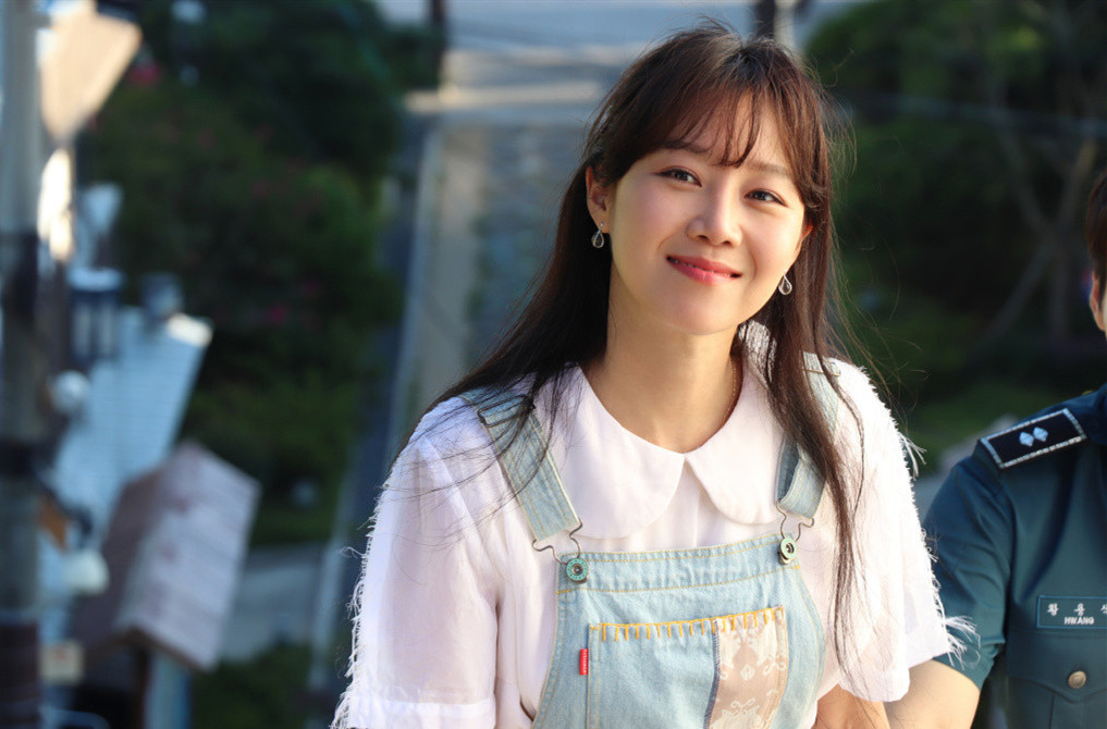 39岁孔孝真新剧扎马尾留空气刘海172cm穿背带裤看着像19岁