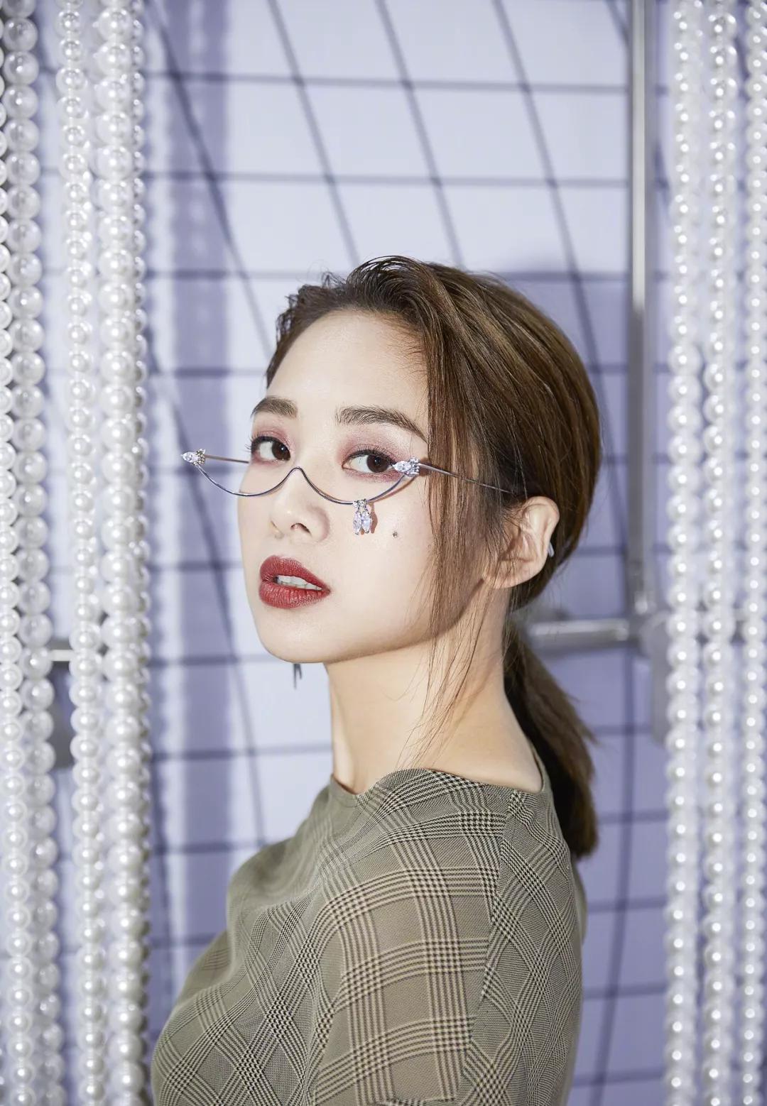 原创悲惨的吴映洁16岁出道挣钱养家曾因钱没给够被亲妈打到住院