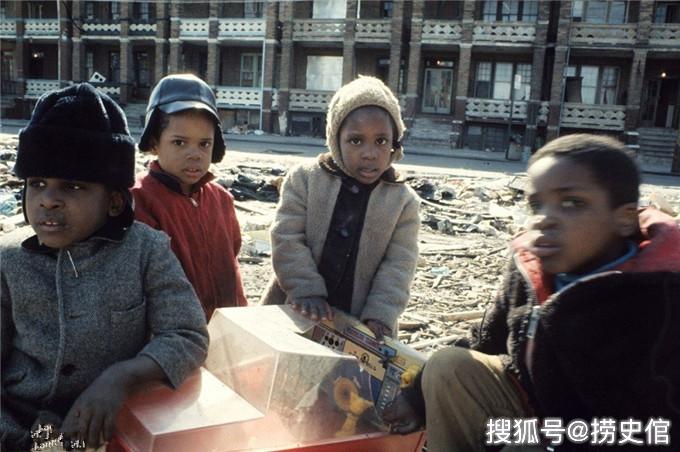 1970年代美国纽约的贫民窟,居民大多是黑人,孩子们穿戴不寒酸