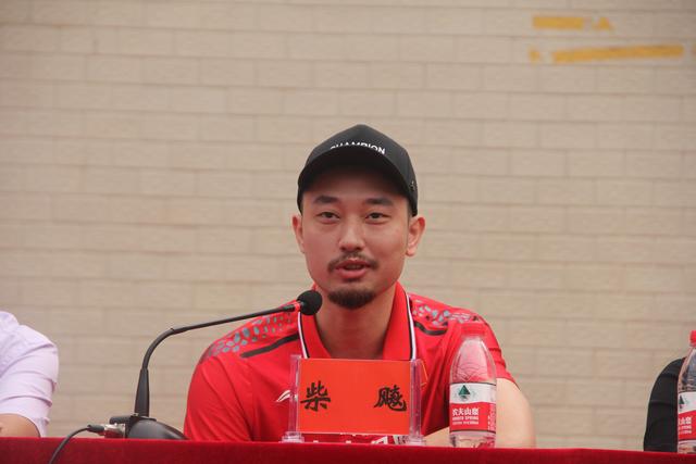 在首先进行的捐赠仪式上,鲍春来,柴飚分享了作为运动员为国争光的比赛