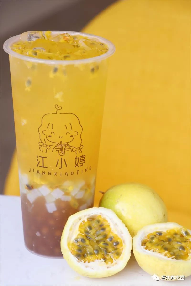 满满一大杯配料加上清爽茶底百香果双响炮是许多果茶女孩的最爱百香果