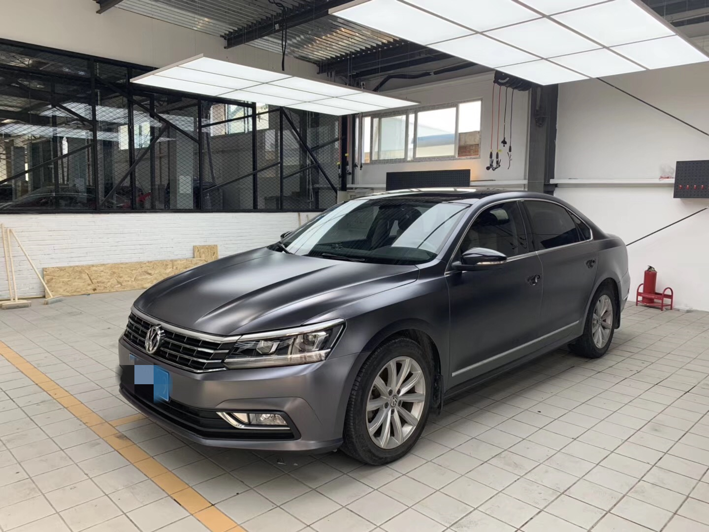 这次迈腾的身板更加硬朗了电光深空灰给它的不一样迈腾电光深空灰