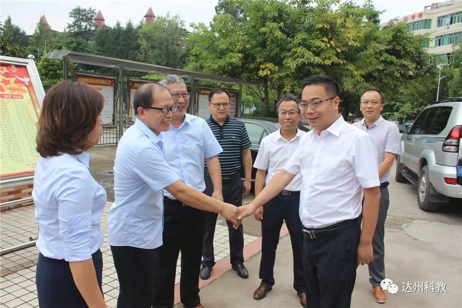 在第35个教师节来临之际,开江县县委常委,副县长董代春一行到开江中学