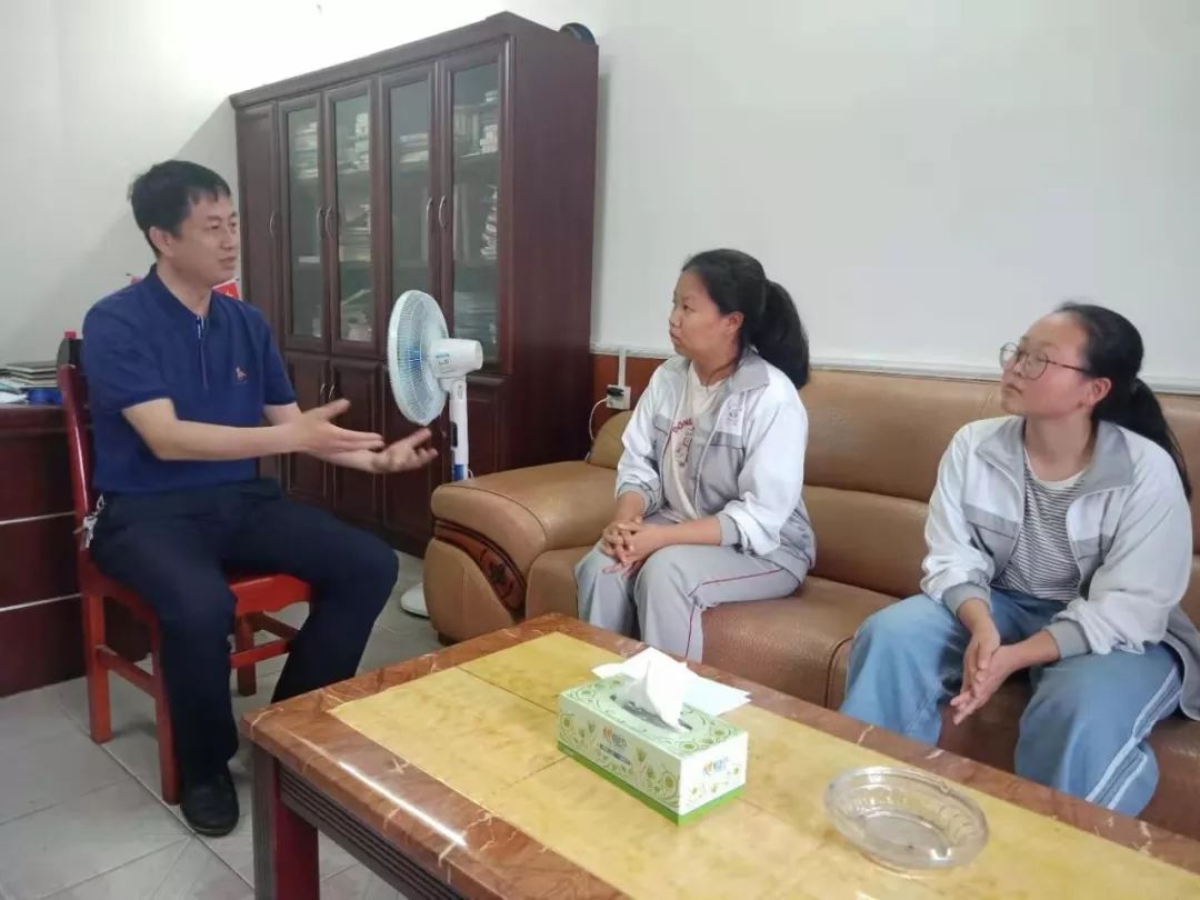 静心做事潜心育人记永兴县一中校长胡兆文