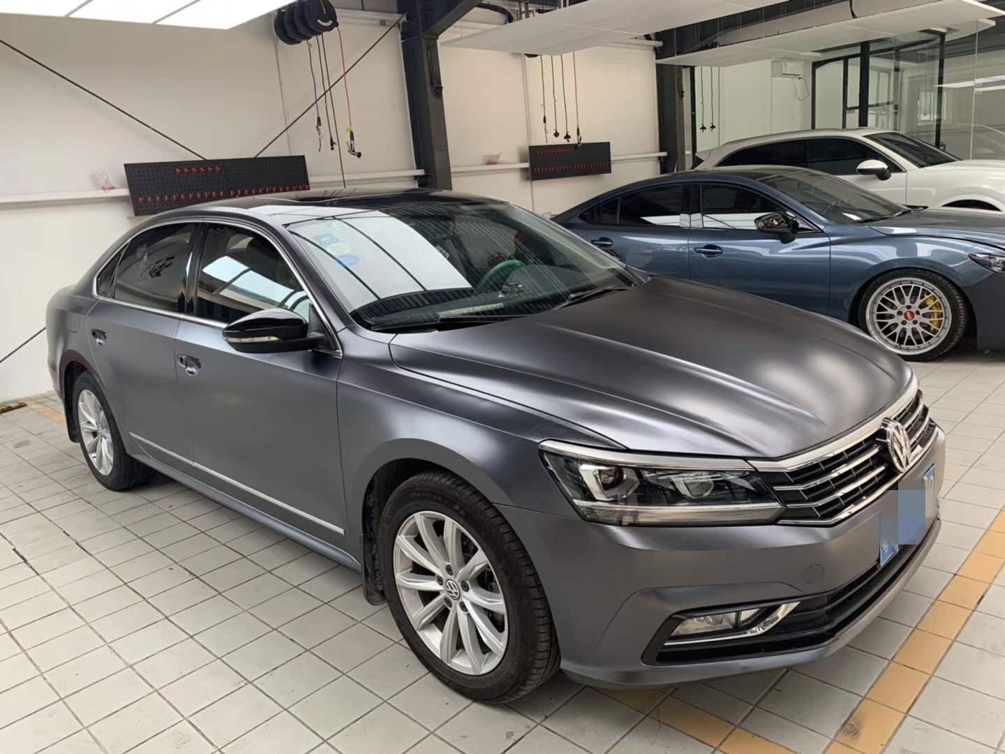 这次迈腾的身板更加硬朗了电光深空灰给它的不一样迈腾电光深空灰