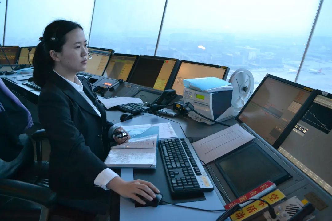 《中国机长》揭秘"英雄背后的英雄"!_管制