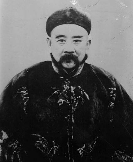 1915年(61岁),袁世凯称帝,张勋被授为一等公,在北洋军中地位显赫.