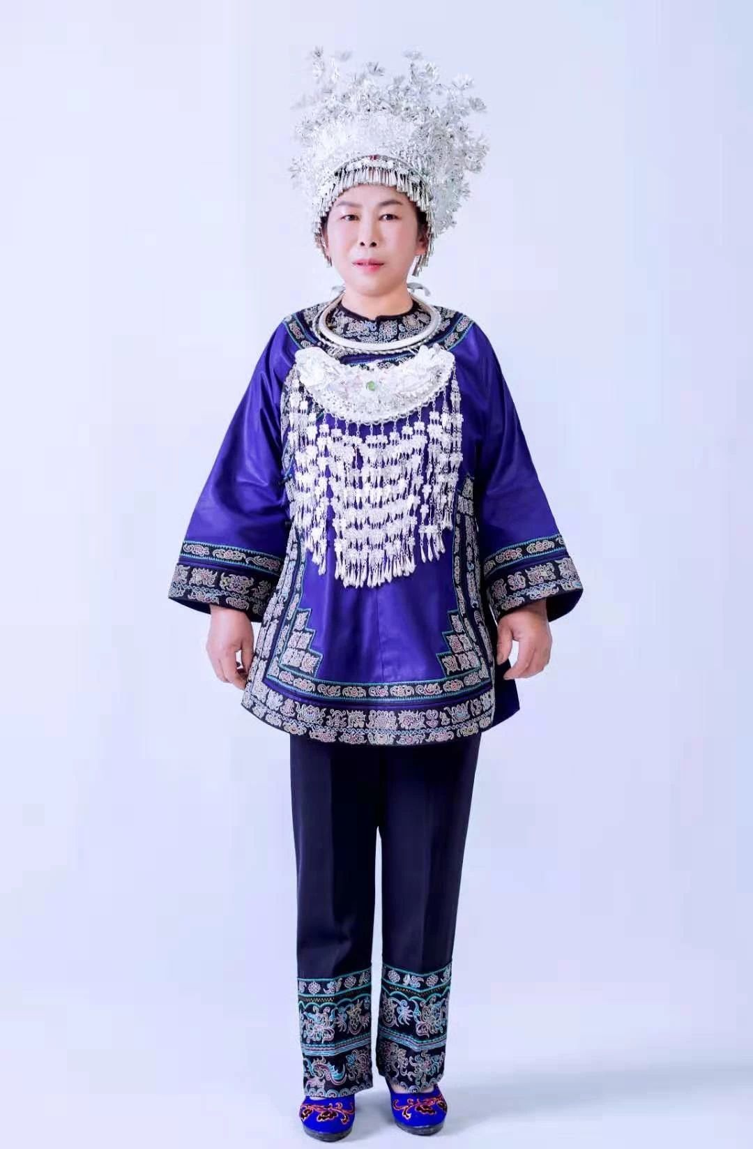 一双勤劳的双手刺出中国千年活化石