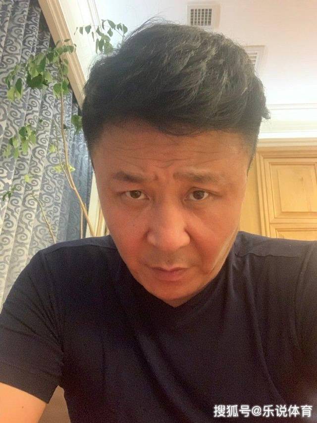威海小沈阳!郭斌晒出自己年轻帅照被吐槽,网友:幸亏媳妇比你俊