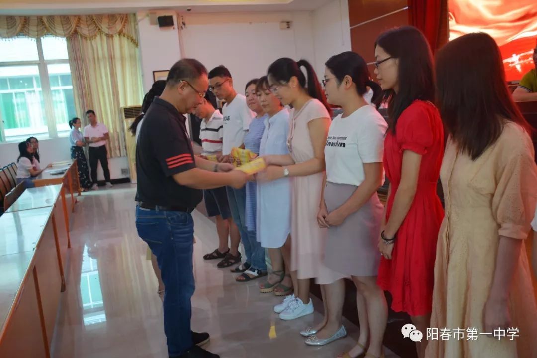 谢伦先生为优秀科组长和备课组长颁奖会上,范绍助副校长宣读了2019年