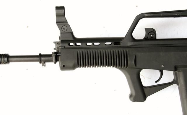 向前推压弹匣卡笋,将弹匣向前转动即可卸下弹匣.