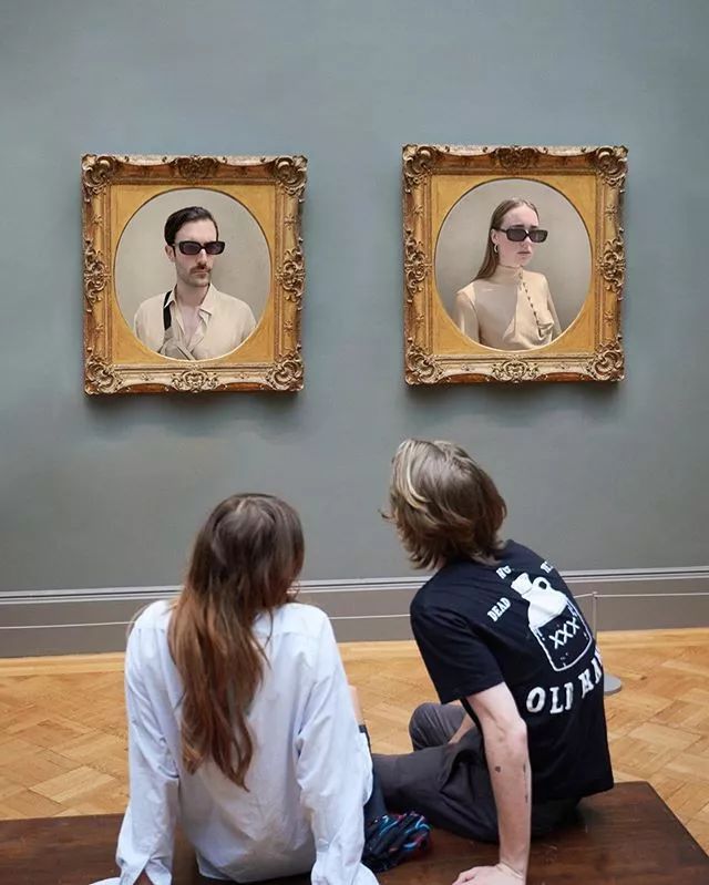 anyway,单看他们两浮夸的拍照姿势,的确觉得有点合拍,再看看他们服装