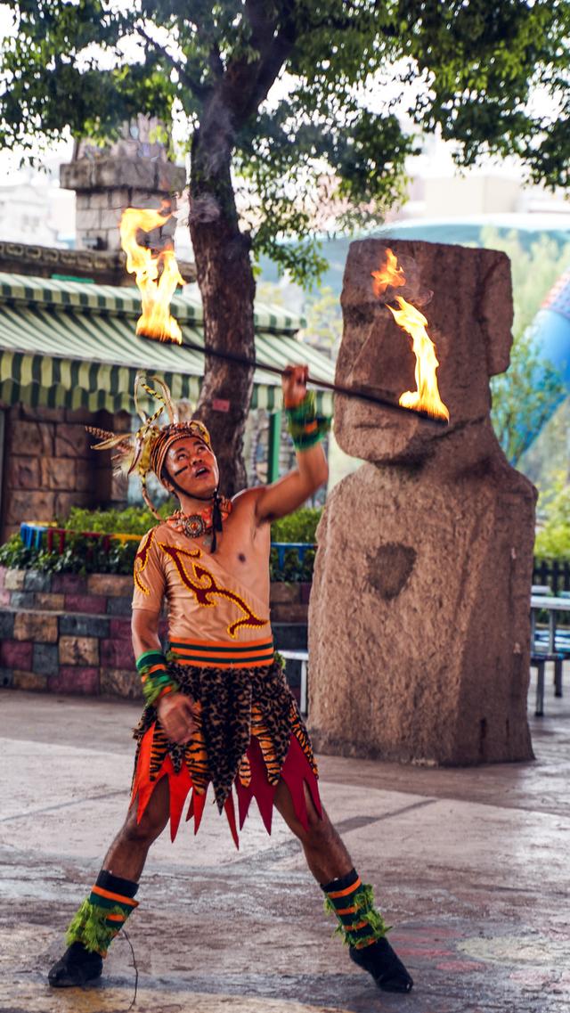 舞蹈演员们化身热带雨林原始人在广场上欢快舞蹈,玛雅风情秀也在这里