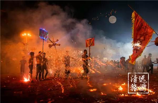 十五至八月十七一连三晚,人头济济,敲锣打鼓,鞭炮连天中秋星子舞火龙