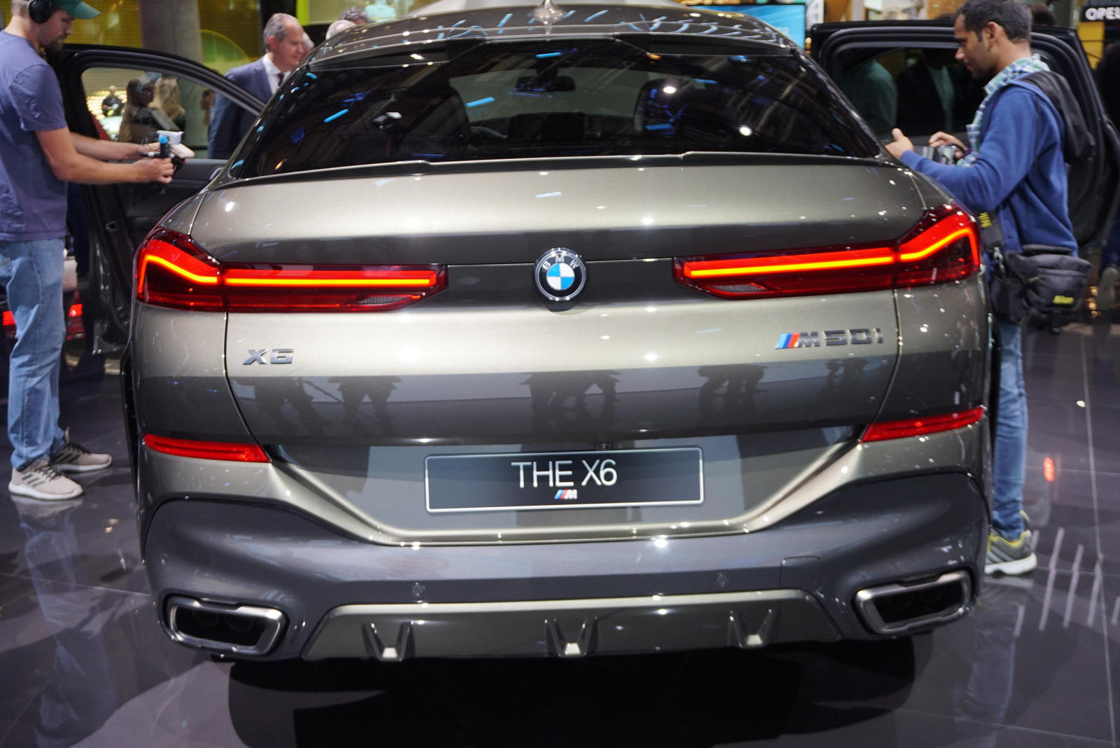 2020款宝马x6亮相法兰克福车展,双肾格栅变大,海外起价46万元