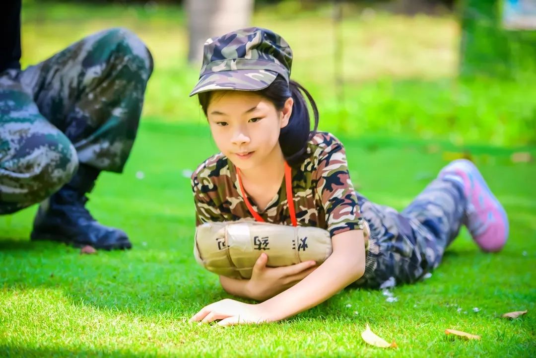 (手榴彈,扛炸藥包,迫擊炮,步槍訓練)軍事訓練勇闖泥坑訓練(這是一名