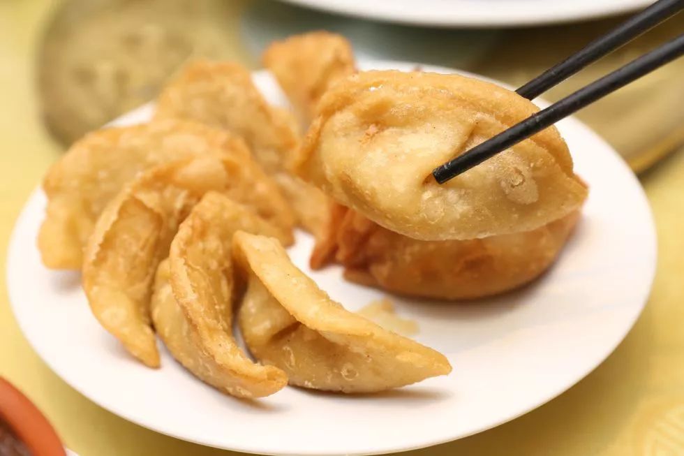 三河米饺三河米饺色泽金黄,外皮微酥脆,馅心味鲜美.