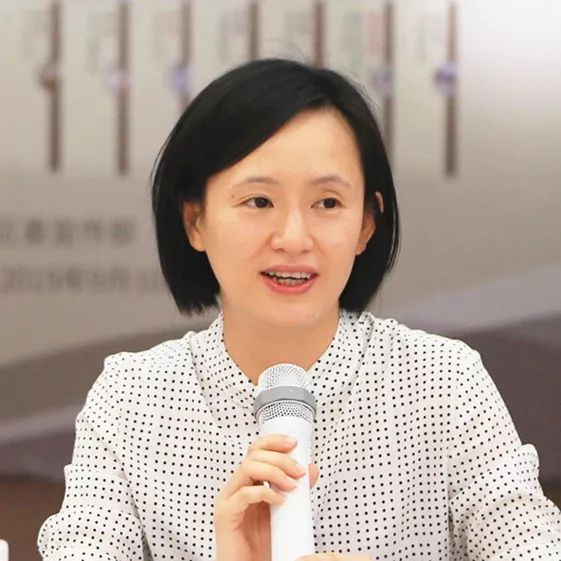 唐磊晶,温俊勇,岑桑等为各单位赠送《顺德历史文化丛书》,作者代表还