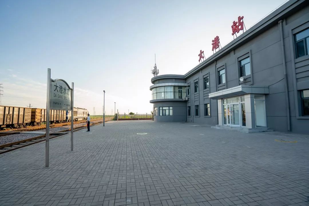 公司领导领导亲临现场指导开通工作本次施工涉及黄骅南至万家码头八站