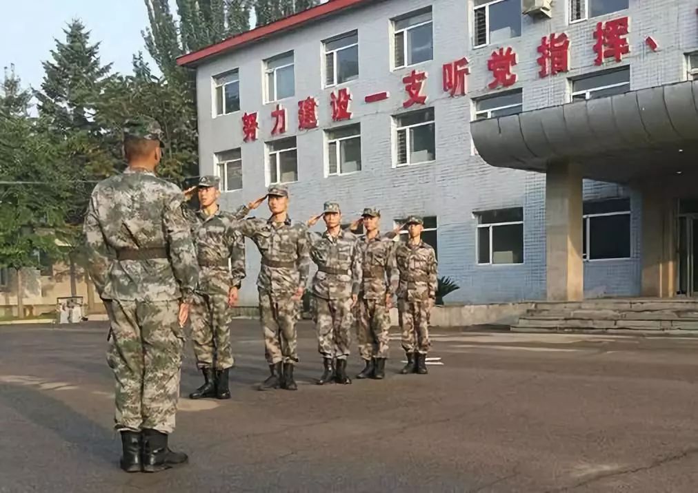 新入伍的青年们在部队班长是你们的第一任老师