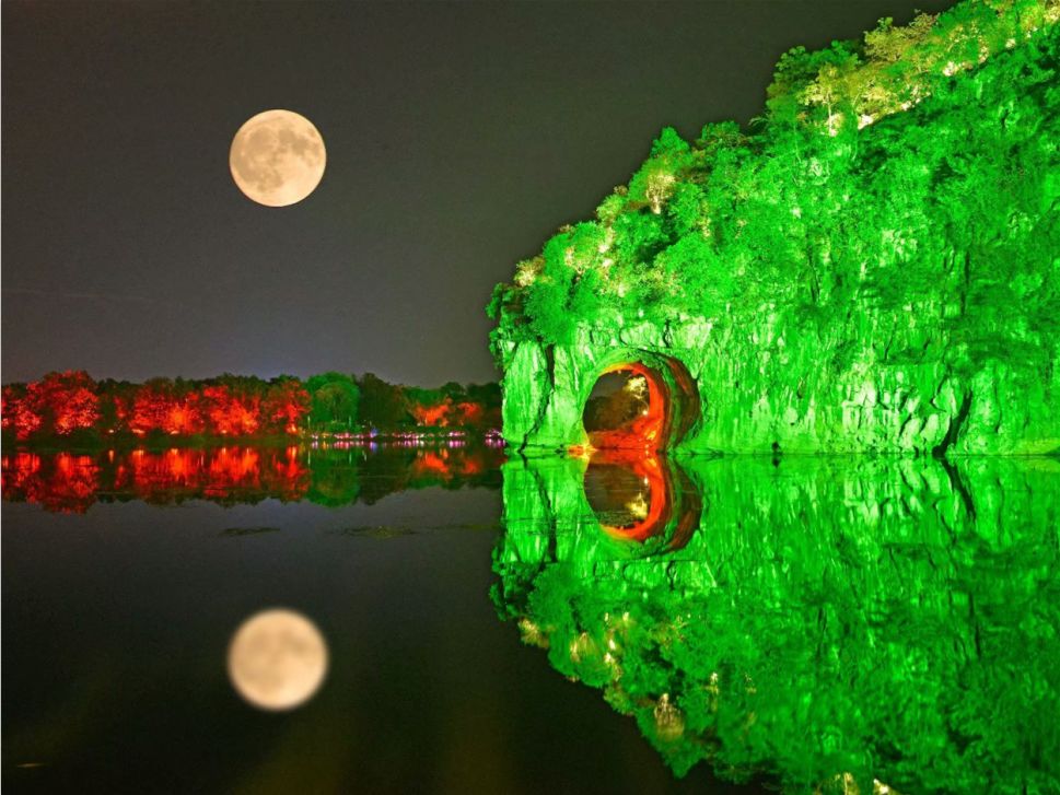 山水之间月更明