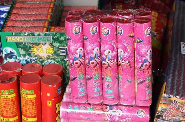 炸药,雷管,导火索,导爆索,爆破剂,发爆器等爆破器材;礼花弹,烟花,鞭炮