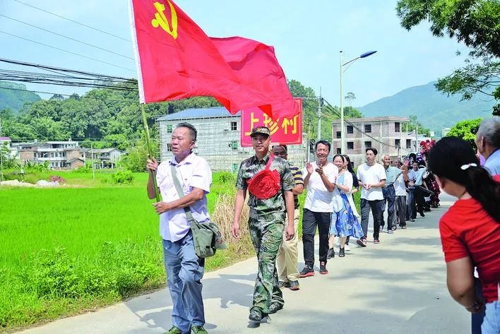 北流市石窝镇上珍村全村出动欢送今年光荣入伍新兵