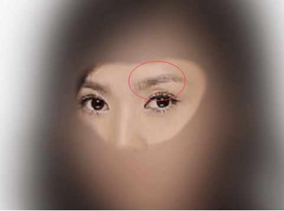 眼尾带钩:眼睛尾部,也就是上下眼皮交接的地方带钩的女人,表面看来对