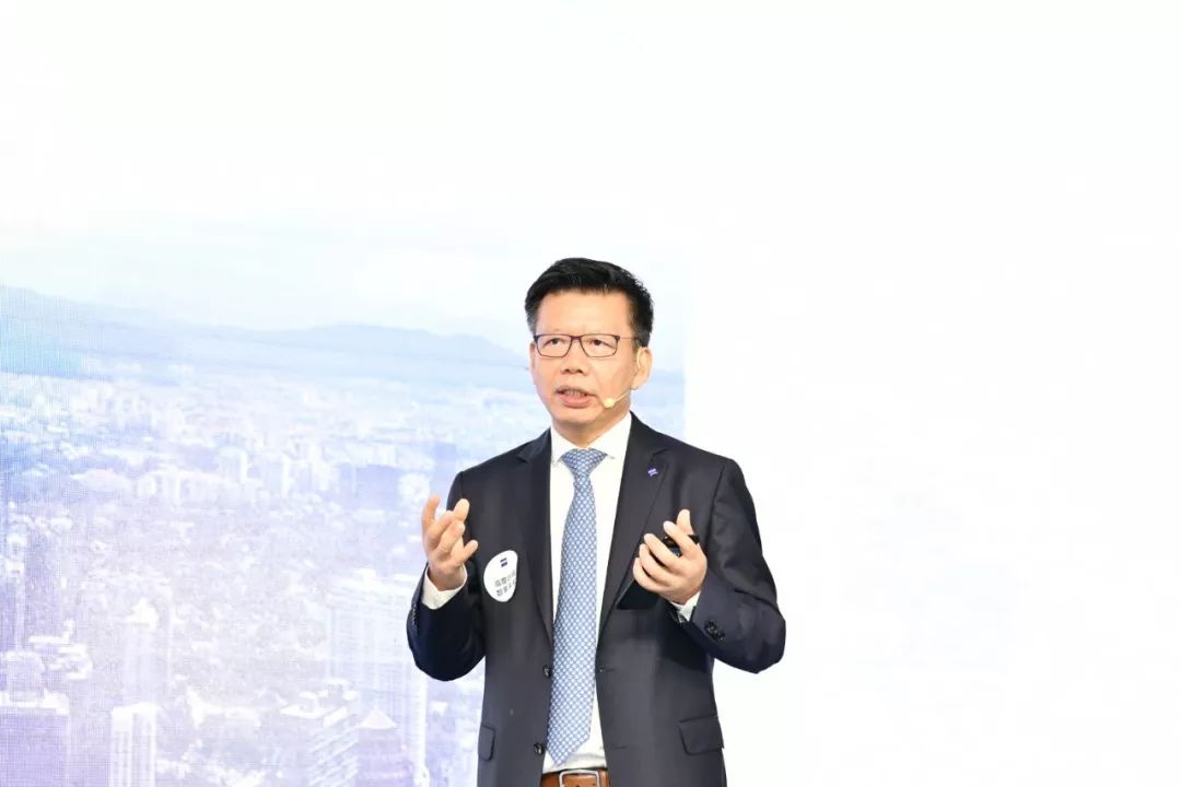 蔡司光学中国区总裁彭伟先生分享蔡司光学的理念,"蔡司不仅是帮助人们