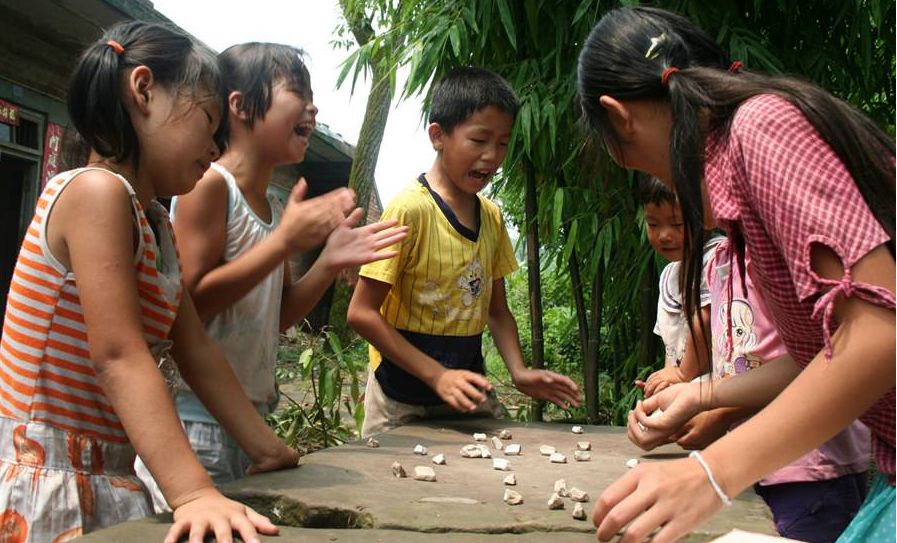 女儿小时候玩过这个游戏,轮流用巴掌去拍,或者用洋画去拍洋画,能拍翻