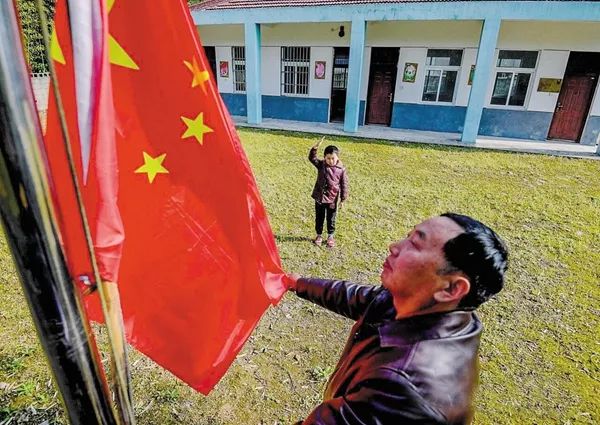 上世纪八十年代,偏远山区的学校条件十分艰苦,在桃湾小学,10余间土木