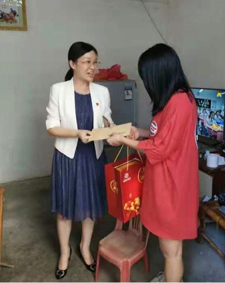 市卫生健康局:柯燕带队到新洲镇旱地村开展中秋节前慰问