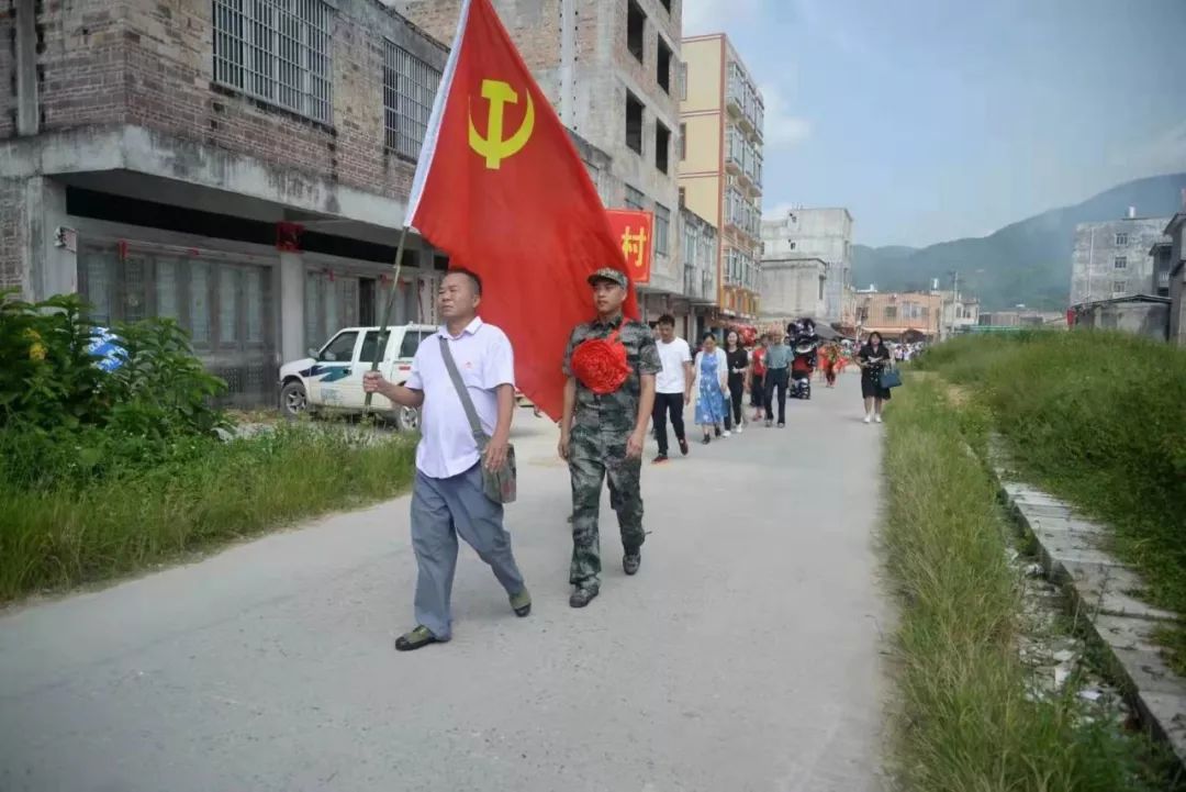 北流这个村送兵堪比过节举旗列队坚持了66年