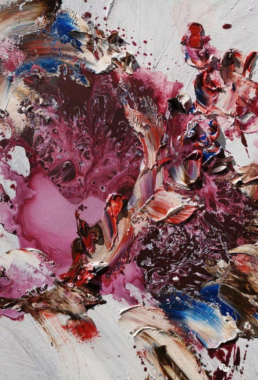 第一眼看到谭皓月的绘画,我便被她作品中透出的灿烂与澎湃打动,其狂放