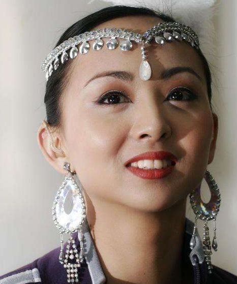 得美却是聋哑人,29岁登春晚家喻户晓,拒绝富商追求嫁给穷小子_邰丽华