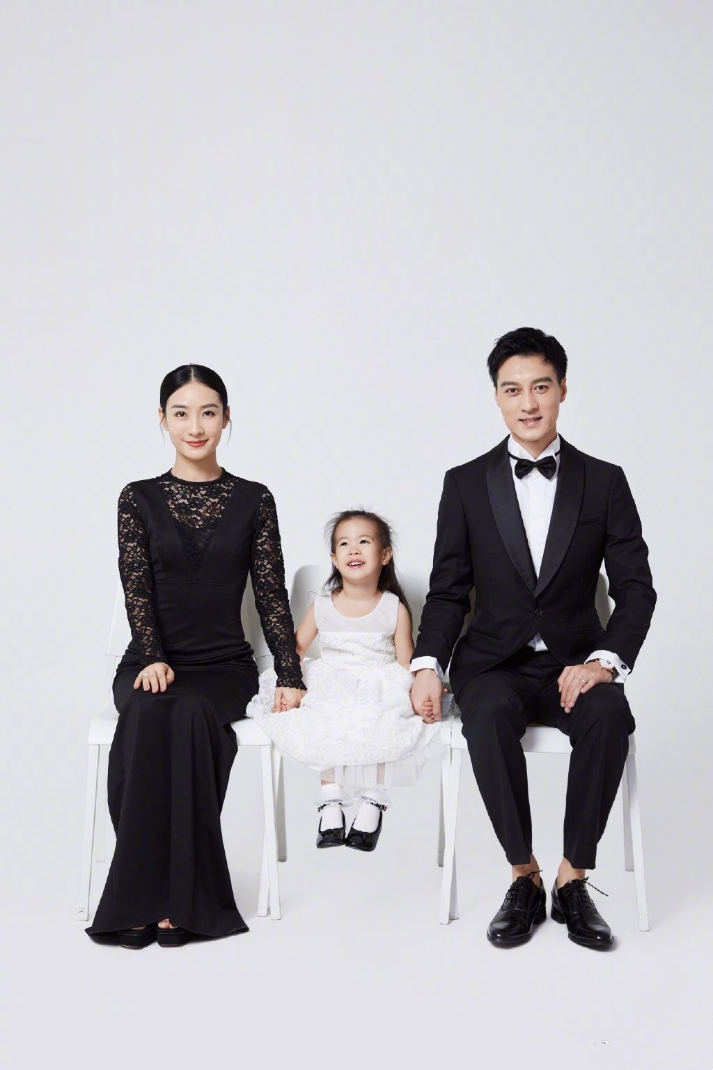 安陵容全家福曝光,陶昕然穿蕾丝裙优雅,3岁女儿穿纱裙颜值像妈