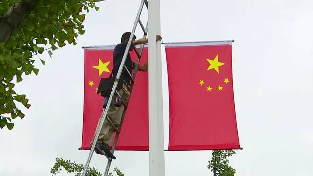 这次悬挂的国旗按照《国旗法》要求制作安装,采用金属框架,双面喷绘