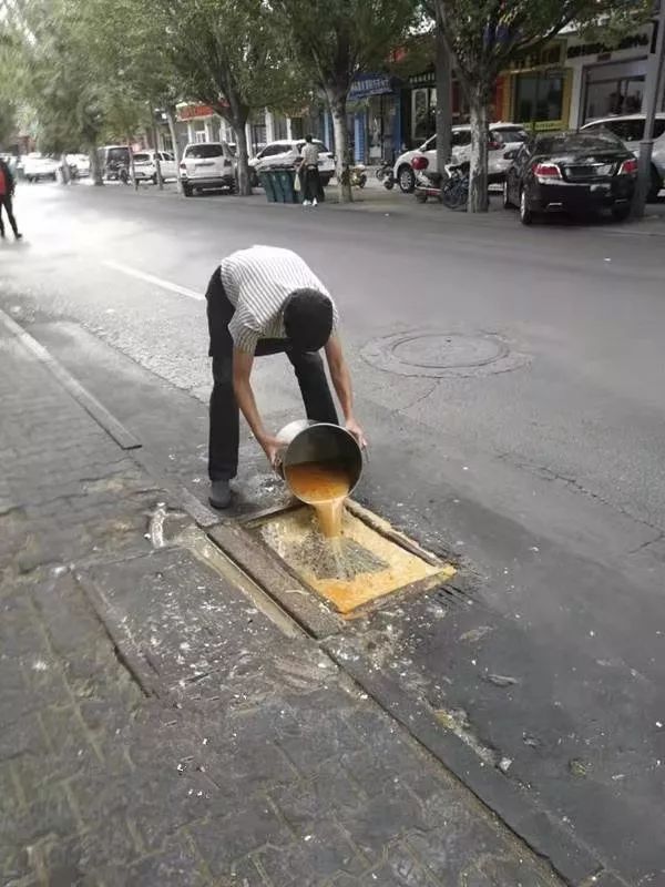 各处罚一千临河两门店为乱倒污水垃圾埋单