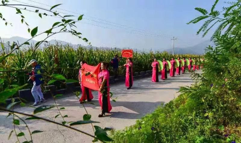 国庆来临之际滦平县有这样一群女人在家乡走了一场旗袍秀