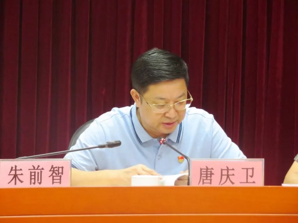 县委副书记唐庆卫主持会议.随后,杨蔚宁向与会的老干部发放了慰问金.