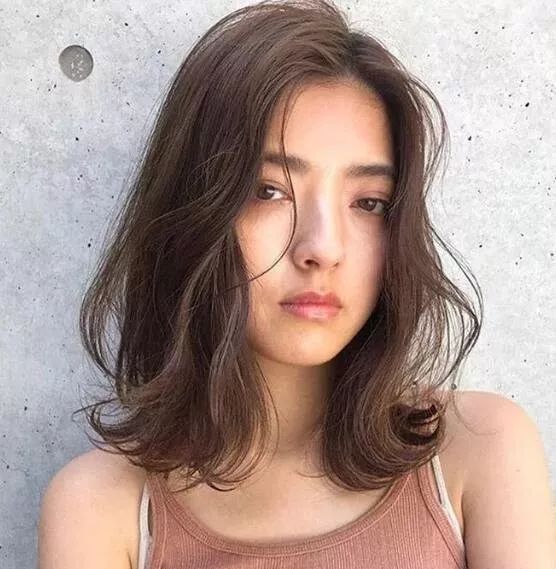 秋天最好看最合适的发型看看披肩锁骨发就知道了