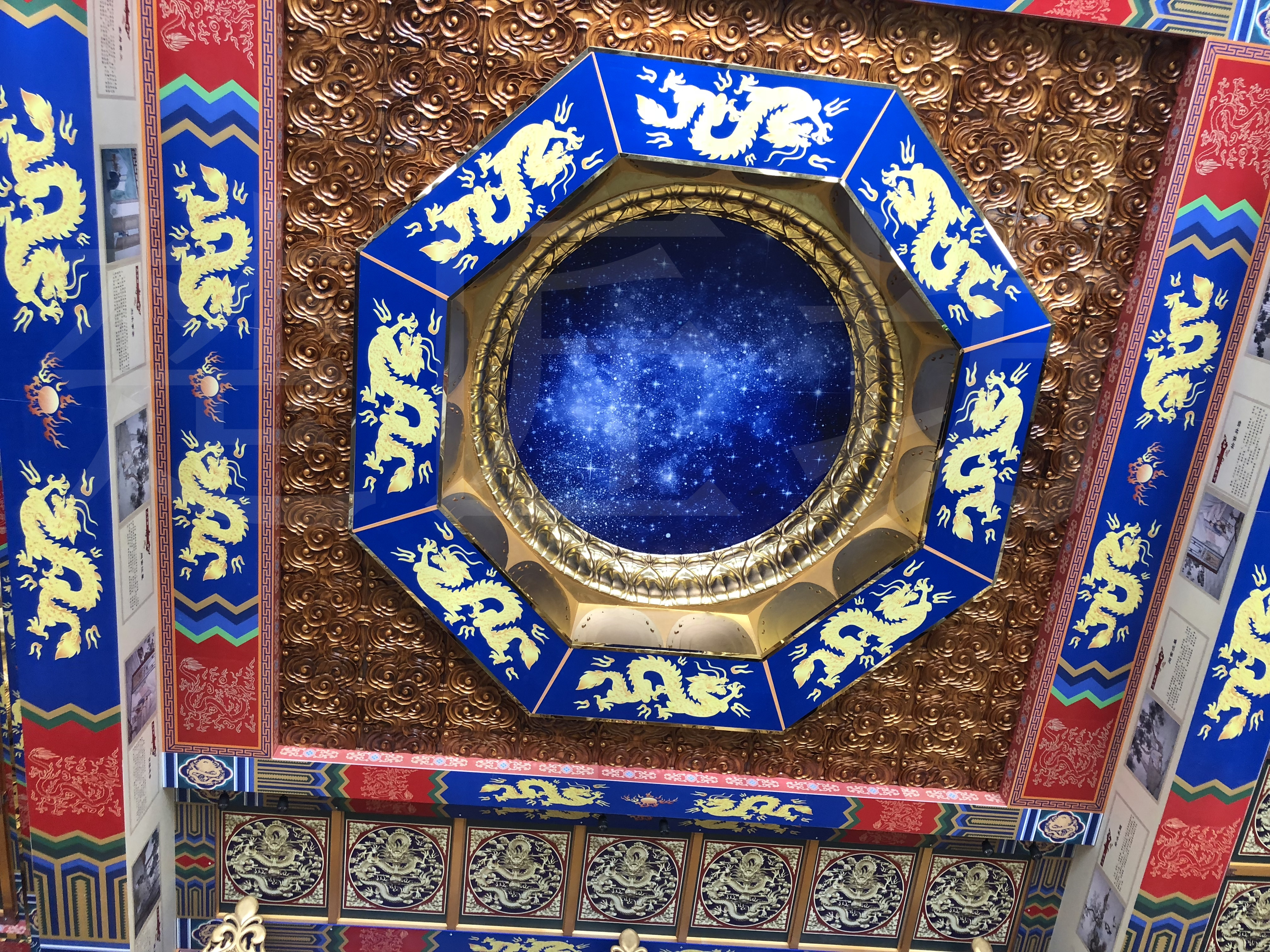 在我国传统建筑中藻井是天花板上的其中一种装饰,它包含有五行