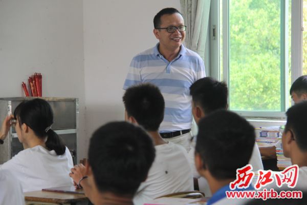 唐淳现任鼎湖区广利高级中学副校长,除了负责学校的德育工作,他还兼任